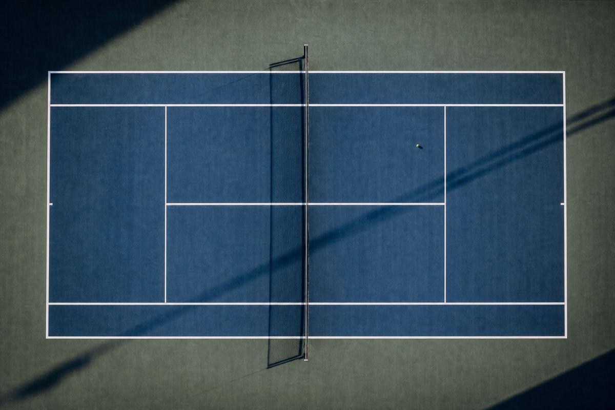 Tennisplatz senkrecht von oben, die vollständige Linienführung im Bild